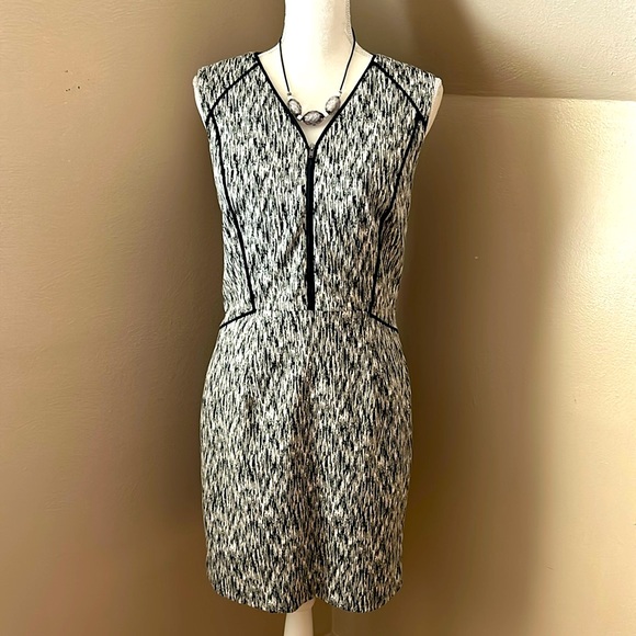 Banana Republic Dresses & Skirts - Banana Republic black and white zip front sleeveless dress. Capsule Wardrobe